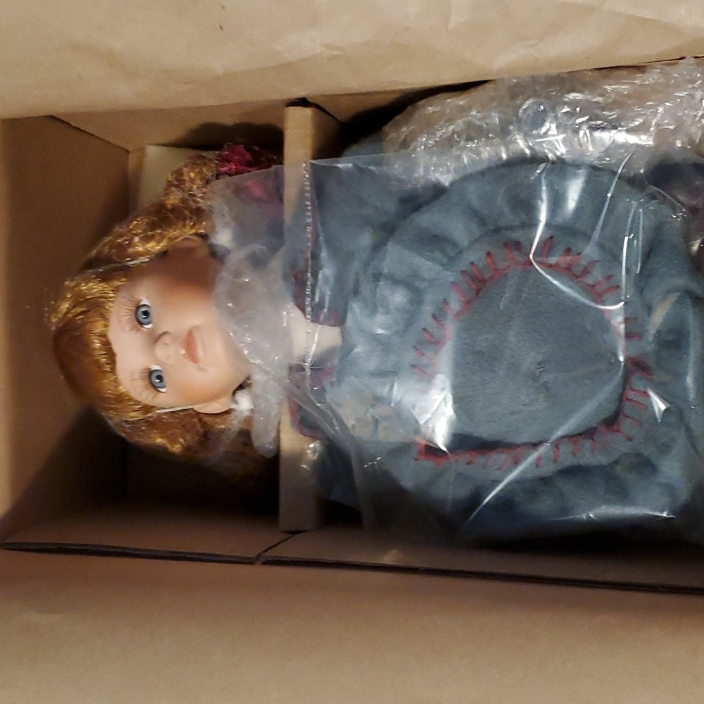 Boyds bears Yesterday's child Carrie with Atlas